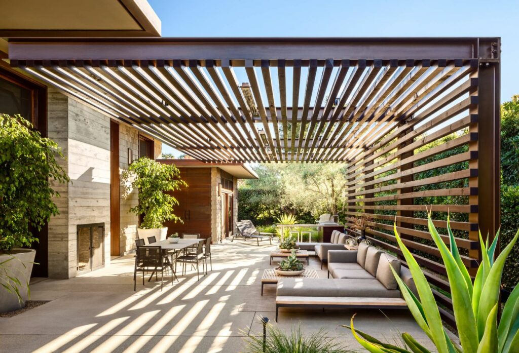 Large-pergola-design-and-patio-decor-with-modern-furniture